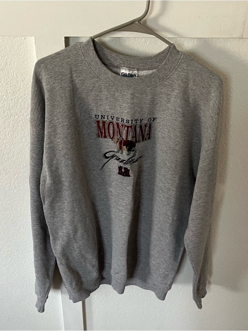 Vintage Gildan Men's Large University of Montana Grizzlies Crewneck Sweatshirt.